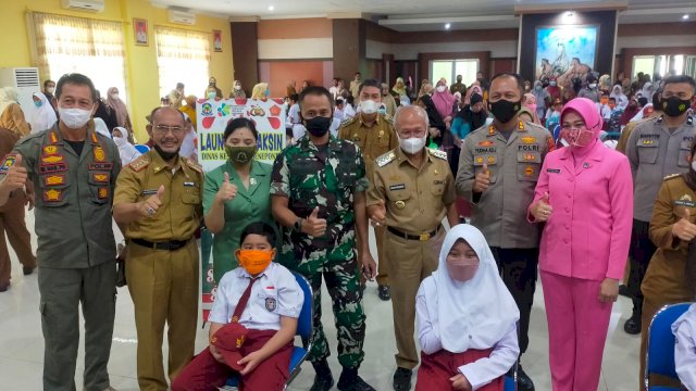 Foto bersama Louncing vaksinasi untuk usia 6-11 tahun di Kantor Bupati Jeneponto (Dedi)