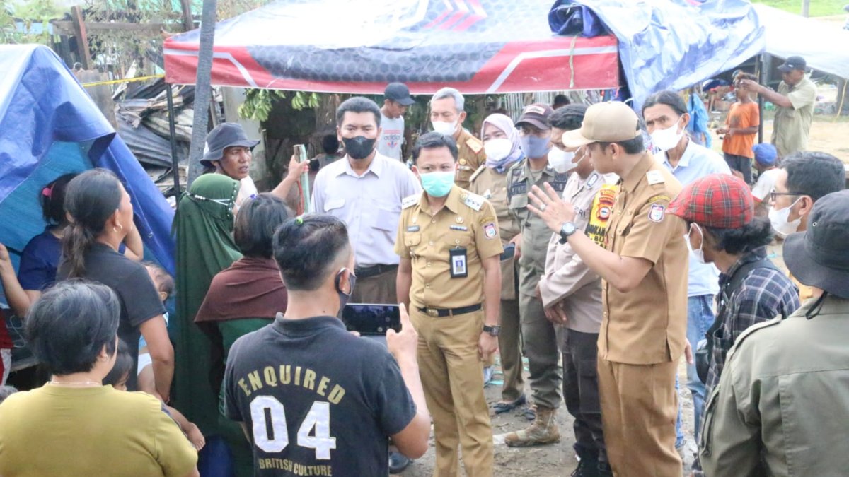 Kunjungi Korban Kebakaran, Camat Tallo Serahkan Bantuan