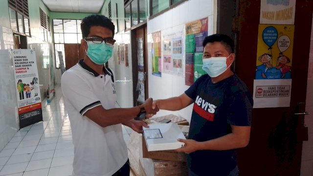 Anggota Badan Intelijen Negara Kordinator Wilayah (Korwil) Jeneponto, Yusuf Sikki menyerahkan 10.002 dosis vaksin ke Dinas Kesehatan Kabupaten Jeneponto, Sabtu 08/01/2021 (Dedi)