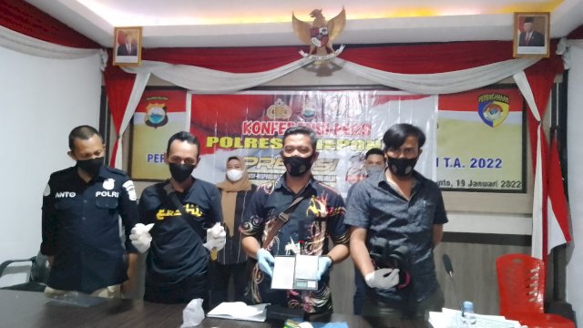 Kasat Narkoba Polres Jeneponto AKP Syahrul menggelar konferensi pers pengungkapan kasus narkoba (Dedi)
