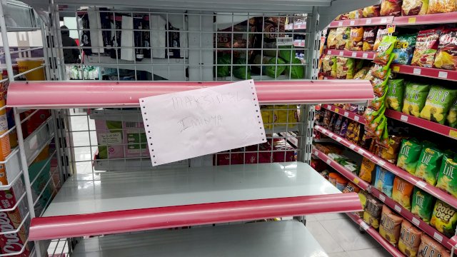 Stok Minyak Goreng di Minimarket Habis (Sulselsatu / Jahir Majid) 