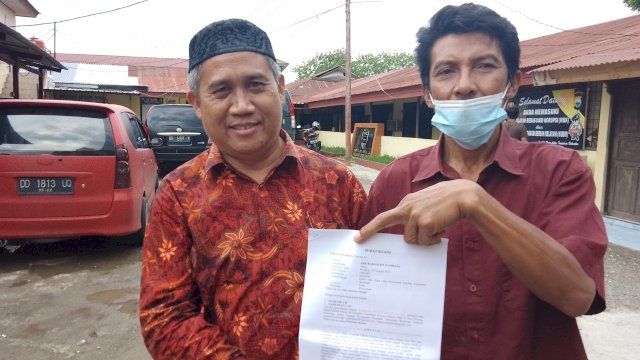 Kuasa Hukum Abd Radjab memperlihatkan bukti surat kuasanya pada awal media (Dedi)