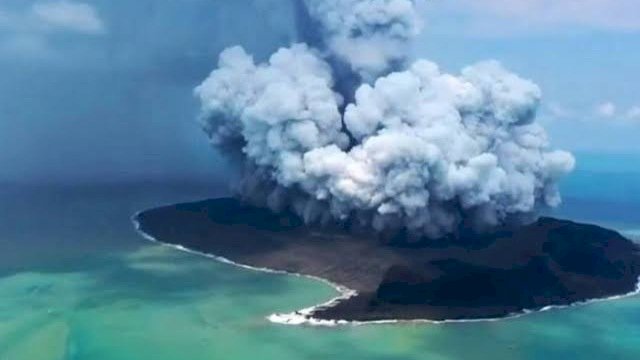 Gunung berapi Tonga, punya kekuatan 500 kali lebih dahsyat dibanding bom atom Hiroshima (Indozone)
