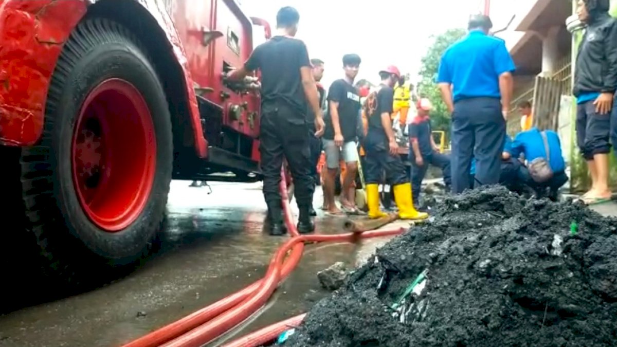 Damkar-DLH Parepare Sinergi Bersihkan Drainase Tersumbat