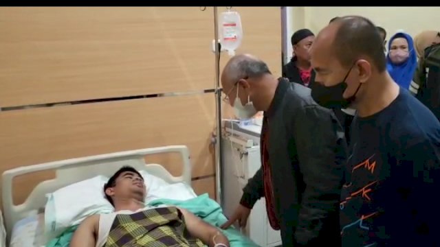 Bupati Jeneponto Iksan Iskandar menjenguk Ipda Uji Mughni yang terbaring di RSUD Lanto dg Pasewang (Dedi)
