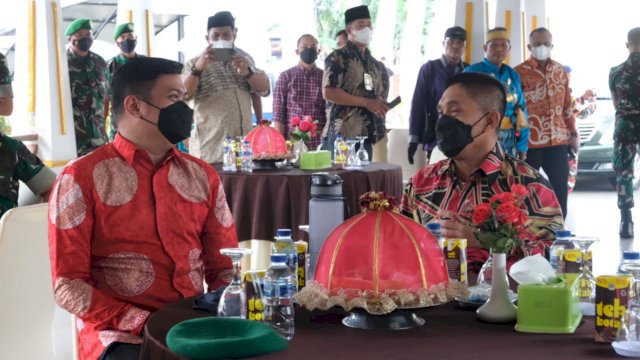 Bupati Gowa, Adnan Purichta Ichsan bersama Pejabat Baru Panglima Kodam (Pangdam) XIV Hasanuddin, Mayjen TNI Andi Muhammad melakukan ziarah makam di Makam Pahlawan Sultan Hasanuddin (dok. Pemkab Gowa)