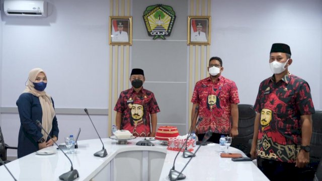 Wabup Gowa, Abd Rauf Malaganni saat mengikuti Launching Instruksi Presiden Nomor 1 Tahun 2022 tentang Optimalisasi Pelaksanaan Program Jaminan Kesehatan Nasional (JKN) secara virtual di Peace Room A'Kio, Kantor Bupati Gowa (dok. Pemkab Gowa)