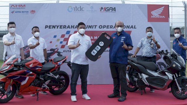 Serah terima secara simbolik 32 unit Honda ADV150 oleh Kresna Murti Dewanto, Marketing Manager Main Dealer Astra Motor NTB kepada Direktur Operasi dan Inovasi Bisnis PT Pengembangan Pariwisata Indonesia (Persero)/Indonesia Tourism Development Corporation (ITDC) Arie Prasetyo&nbsp;di area Pertamina Mandalika International Street Circuit, Jumat, (4/2/2022) lalu (dok. Astra Motor)