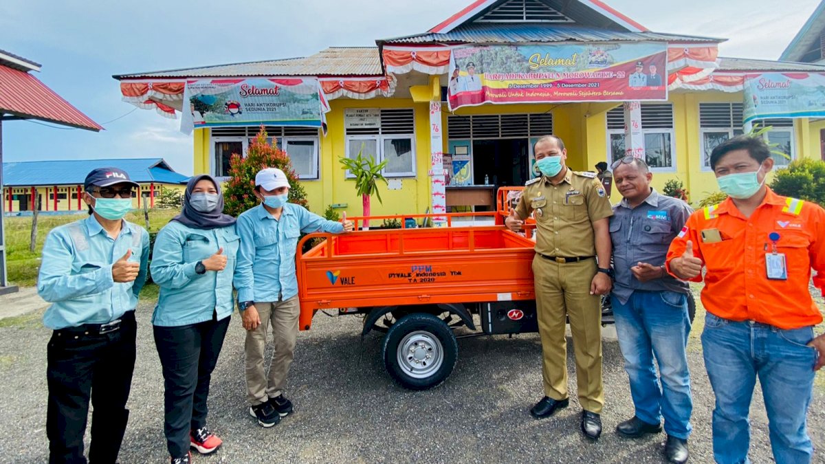 Menjaga Kebersihan Lingkungan, PT Vale Serahkan Bantuan Motor Sampah