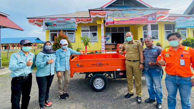 PT Vale menyerahkan bantuan motor sampah pada masyarakat bahomakmur melalui Camat Bahodopi di Kecamatan Bahodopi, Sulawesi Tengah (dok. PT Vale)