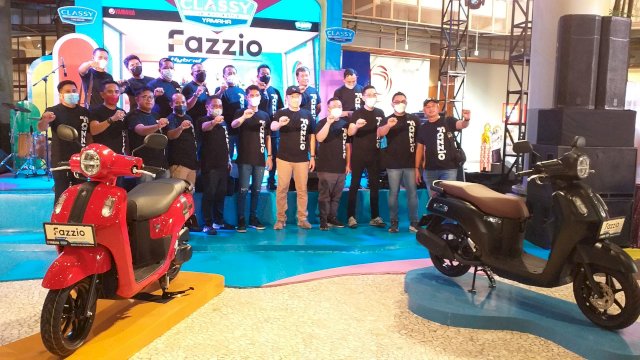 Foto bersama direksi PT SJAM saat launching Yamaha Fazzio di Nipah, Jumat, 11 Februari 2022 (Sri Wahyudi Astuti / sulselsatu.com)