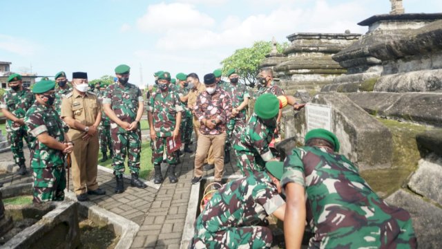 Wakil Bupati Gowa, H Abd Rauf Malaganni mendampingi Kasdam XIV Hasanuddin, Brigjen TNI Dany Budiyanto beserta jajaran ziarah ke Makam Sultan Hasanuddin (dok. Pemkab Gowa)