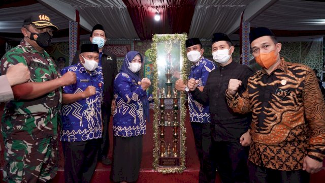 Foto bersama dalam penutupan MTQ ke-44 di Desa Pattallikang, Kecamatan Manuju, Kabupaten Gowa, Jumat, 18 Februari 2022 (dok. Pemkab Gowa)