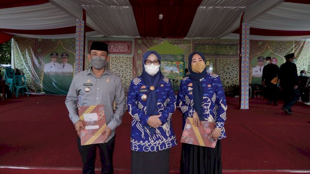 Foto bersama Pj Sekretaris Daerah Kabupaten Gowa, Kamsina (tengah) dalam penutupan MTQ ke-44 Kabupaten Gowa (dok. Pemkab Gowa)