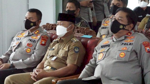 Wabup Gowa Abd Rauf Malaganni saat menerima kunjungan Wakapolda Sulsel, Kombes Pol Patoppoi pada kegiatan Vaksinasi Serentak di SDN VI Bontokamase, Somba Opu (dok. Pemkab Gowa)