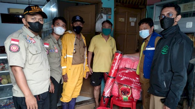 Penyerahan bantuan kepada korban bencana angin kencang di Kabupaten Gowa oleh pemerintah daerah (dok. Pemkab Gowa)