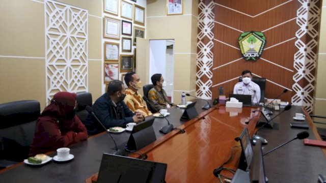 Dinyatakan sembuh, Bupati Adnan langsung menerima tim dari KPK untuk kolaborasi membentuk Desa Antikorupsi (dok. Pemkab Gowa)