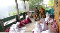 Sekolahnya Disegel, Murid SD Inpres 137 Bontomanai Jeneponto Belajar Diatas di Rumah Warga