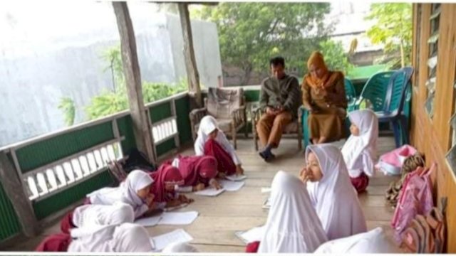 Suasana proses belajar mengajar Murid SD Inpres 137 Bontomanai diatas rumah warga, pasca sekolah disegel. (int)