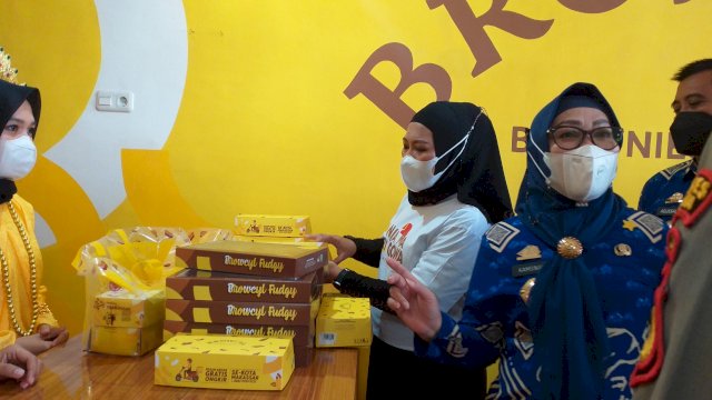 Pj Sekda Kabupaten Gowa, Kamsina saat melihat outlet baru Browcyl di Gowa didampingi GM PT Kreasi Pisang Indonesia, Sunarti Hasim (Sri Wahyudi Astuti / sulselsatu.com)
