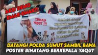 VIDEO: Emak-emak Datangi Polda Sumut Sambil Bawa Poster Anjing Berkepala Yaqut