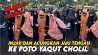 VIDEO: Aksi Wanita Berhijab Injak dan Acungkan Jari Tengah ke Foto Yaqut Cholil
