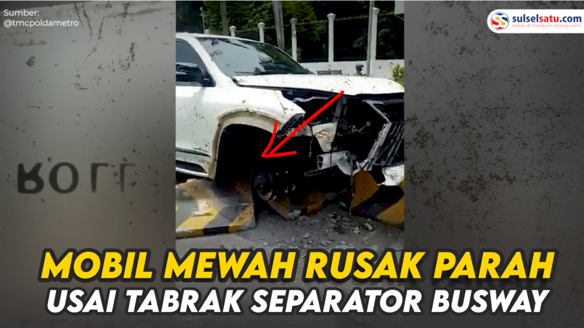 VIDEO: Mobil Mewah Rusak Parah Usai Tabrak Separator Busway