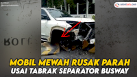 VIDEO: Mobil Mewah Rusak Parah Usai Tabrak Separator Busway