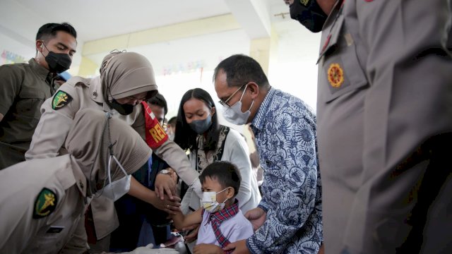 Wali Kota Makassar Danny Pomanto menghadiri launching Road Show Vaksinasi Covid 19 untuk anak usia 6 -11 tahun, di SD Kristen Hati Kudus dan SD Santo Yosep. (Ist) 