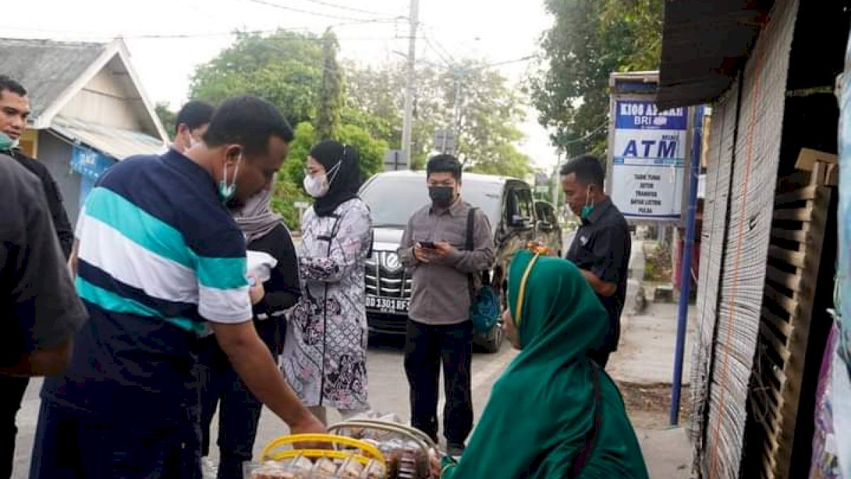 Plt Gubernur Sulsel Andi Sudirman Temui PKL di Bira
