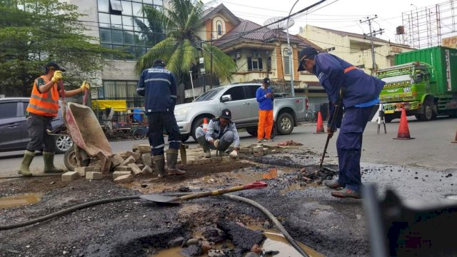 perbaikan jalan yang berada di Jalan Cakalang, Kecamatan Ujung Tanah tepatnya di pertigaan lampu merah Jalan Yos Sudarso (Samping POM AL), (Ist) 