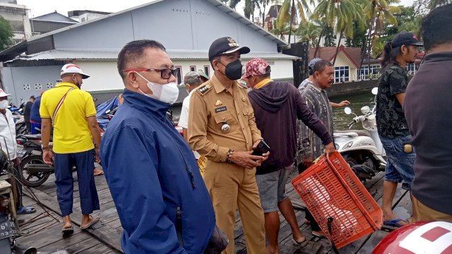 Camat Kepulauan Sangkarrang, Ramli Lallo melakukan upaya tegas dengan melaksanakan sweeping kartu vaksin.
