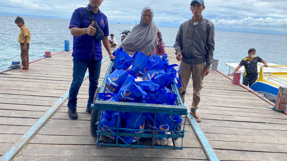 Pagi-pagi Ketua DPRD Rudianto Lallo Bagi Ratusan Paket Sembako untuk Warga di Pulau-pulau Makassar