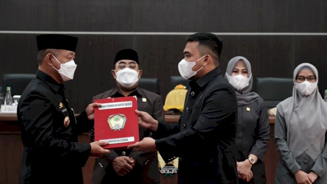 DPRD Kabupaten Gowa menetapkan Rancangan Peraturan Daerah (Raperda) Tentang Retribusi Persetujuan Bangunan Gedung (PBG) menjadi Perda pada Rapat Paripurna DPRD Kabupaten Gowa, Senin, 14 Januari 2022 (dok. Pemkab Gowa)
