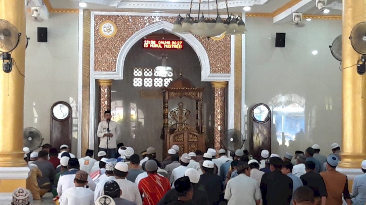 Melalui Safari Jum’at, Ramli Lallo Imbau Masyarakat Jangan Buang Sampah Sembarangan