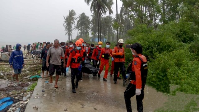 Proses evakuasi korban terseret banjir di Jeneponto (Int)