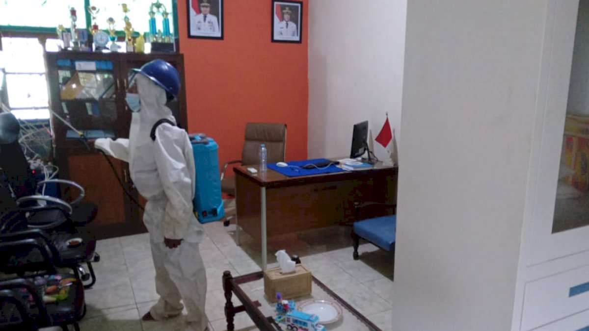 Sterilisasi Kantor Pelayanan, Camat Tallo Intruksikan Jajarannya Lakukan Penyemprotan Disinfektan