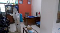 Sterilisasi Kantor Pelayanan, Camat Tallo Intruksikan Jajarannya Lakukan Penyemprotan Disinfektan