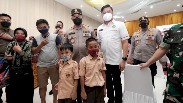 Bupati Gowa, Adnan Purichta Ichsan saat mengunjungi vaksinasi di Gedung D'Bollo, Sungguminasi (dok. Pemkab Gowa)