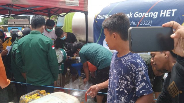 Operasi pasar minyak goreng di Kabupaten Gowa salurkan 3000 liter minyak curah ke masyarakat (ist)