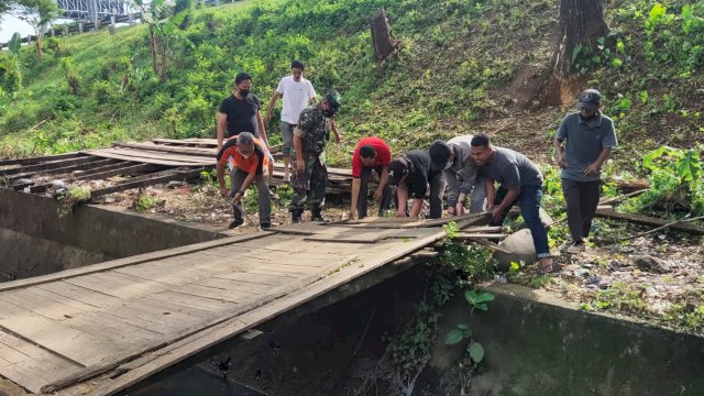 Sekcam Tallo Pimpin Giat Rutin Kerja Bakti di Kelurahan Rappokalling (Ist) 