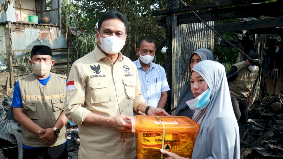 Motivasi Korban Kebakaran, Bupati Barru Serahkan Bantuan