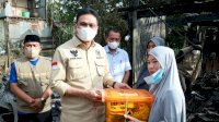 Motivasi Korban Kebakaran, Bupati Barru Serahkan Bantuan
