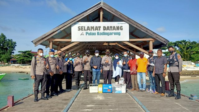Camat Sangkarrang Ramli Lallo bersama tim Polres Pelabuhan Makassar dan tim nakes dari Dinas Kesehatan Kota Makassar, menggelar vaksinasi (Ist) 