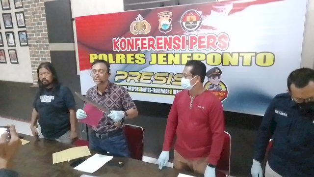 Kasat Reskrim Polres Jeneponto, AKP Hambali memperlihatkan barang bukti jenis Parang yang digunakan pelaku untuk menyerang anggota saat hendak ditangkap (Dedi)