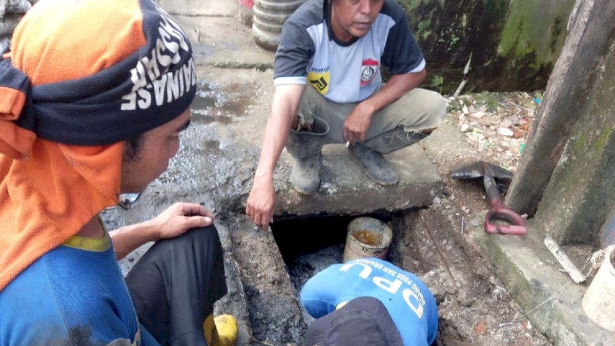 Antisipasi Genangan Air di Musim Hujan, Dinas PU Makassar Konsisten Lakukan Pengerukan Sedimen Drainase