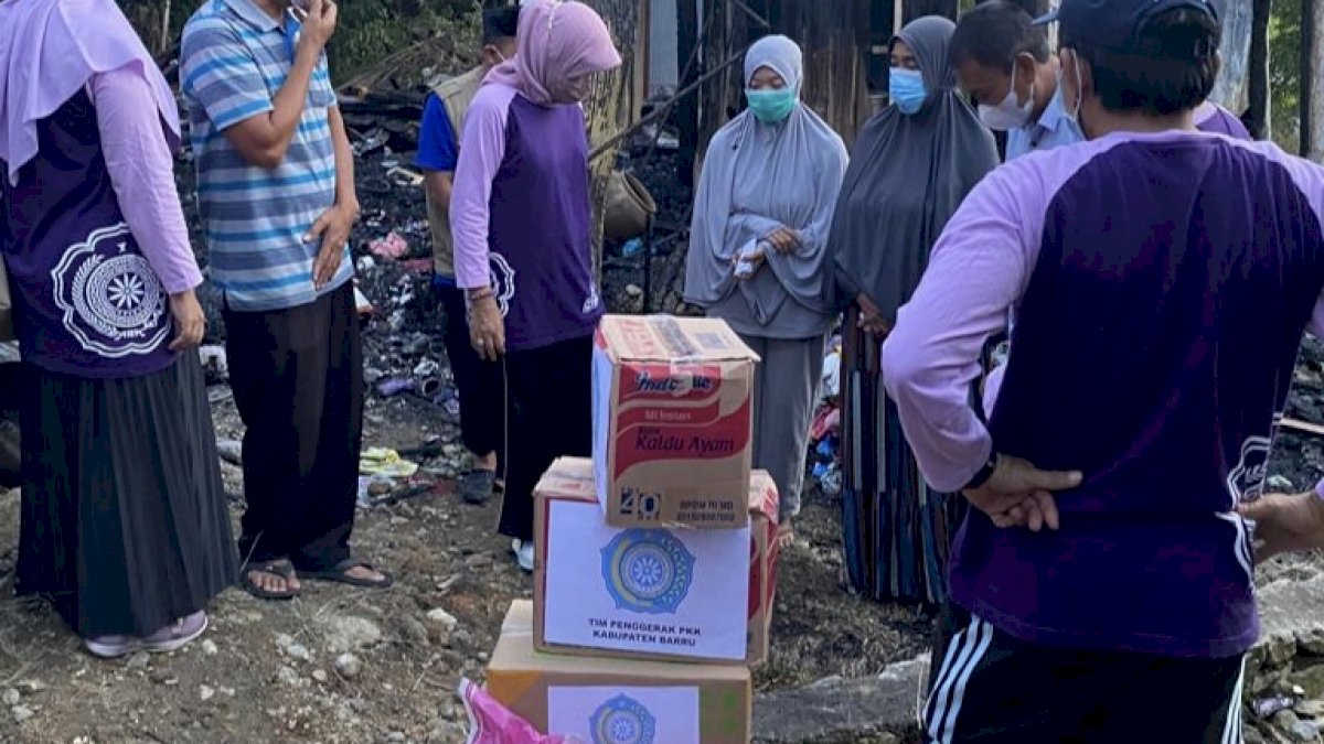 Hasnah Syam Gerak Cepat Bantu Korban Kebakaran di Tanete Rilau Barru