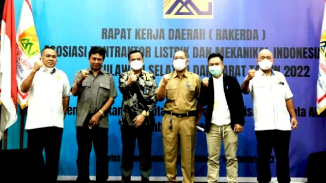 General Manager PLN Unit Induk Wilayah Sulawesi Selatan, Sulawesi Tenggara, dan Sulawesi Barat (UIW Sulselrabar), Awaluddin Hafid, menghadiri Rakerda AKLI Sulawesi Selatan dan Sulawesi Barat Tahun 2022. (dok. PLN UIW Sulselrabar)