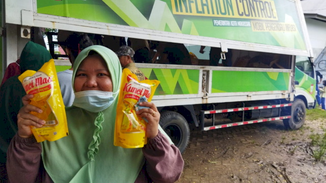 Masyarakat Kota Makassar yang Hadir dalam Kegiatan Operasi Pasar Khusus Minyak Goreng (Ist) 