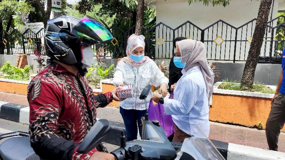 Jumat Berkah, Ketua IKAWAN DPRD Makassar Berbagi Makanan Siap Santap